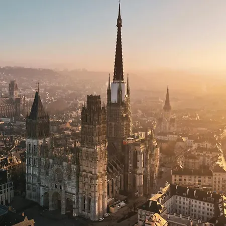 Daisy Un Pres De La Place Du Vieux Marche