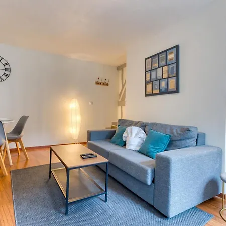 Daisy Un Pres De La Place Du Vieux Marche