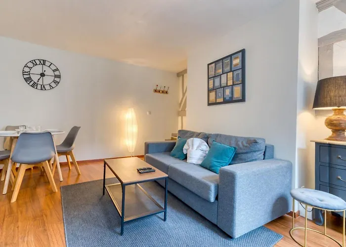 Daisy Un Pres De La Place Du Vieux Marche