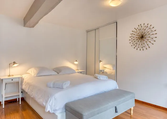 Daisy Un Pres De La Place Du Vieux Marche