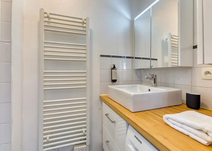 Daisy Un Pres De La Place Du Vieux Marche *